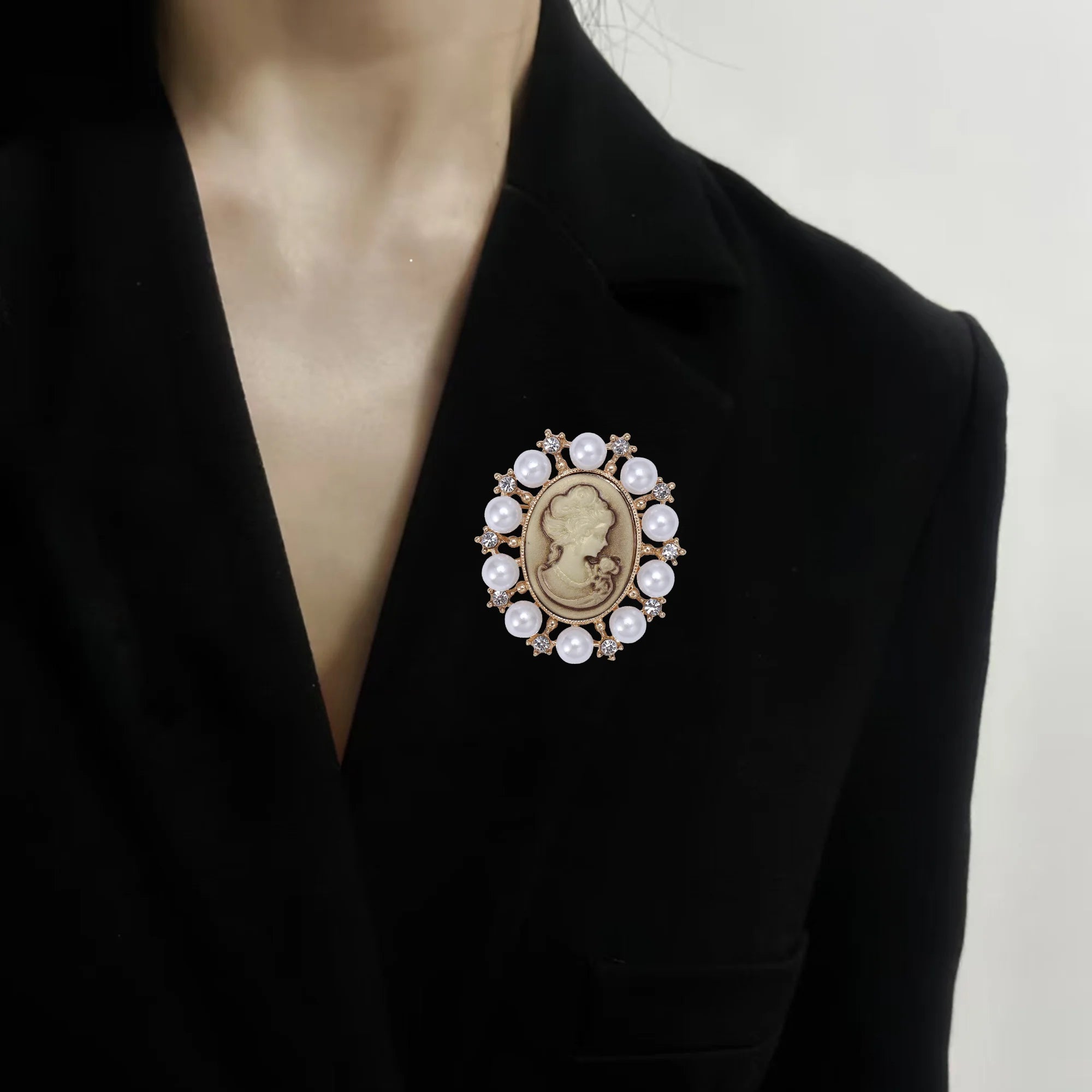 Beaut&Berry Trendy Pearl Beauty Head Brooches for Women Unisex Creativity Pins Casual Party Jewelry Accessories Gifts Decoration