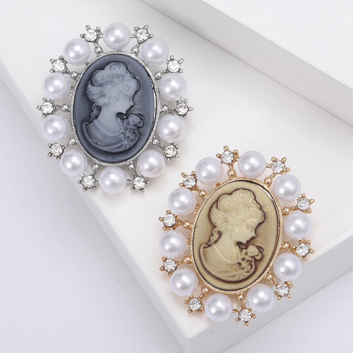 Beaut&Berry Trendy Pearl Beauty Head Brooches for Women Unisex Creativity Pins Casual Party Jewelry Accessories Gifts Decoration